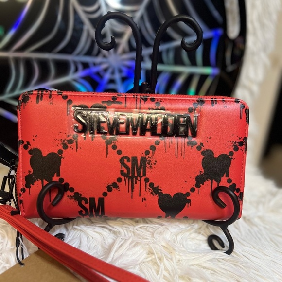 COPY - 🖤❤️NWT-STEVE MADDEN BLEEDING HEART ZIP AROUND WALLET/WRISTLET🖤❤️ - Picture 1 of 10